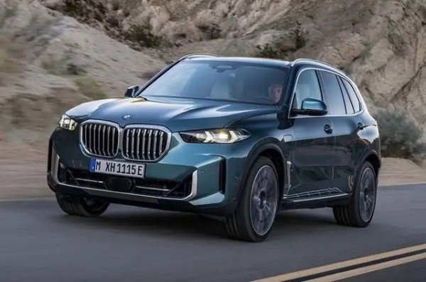 BMW предлага няколко SUV с plug-in хибридната мощност, но X5 xDrive50e има най-дългия само електрически пробег от групата. Има 3,0-литров редови шестцилиндров двигател с електрически мотор.
Обхват само на електричество - 109 км